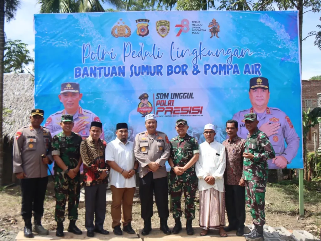 Foto : Kapolda Aceh  Irjen Achmad Kartiko Menyerahkan Bantuan Sumur Bor Kepada Masyarakat