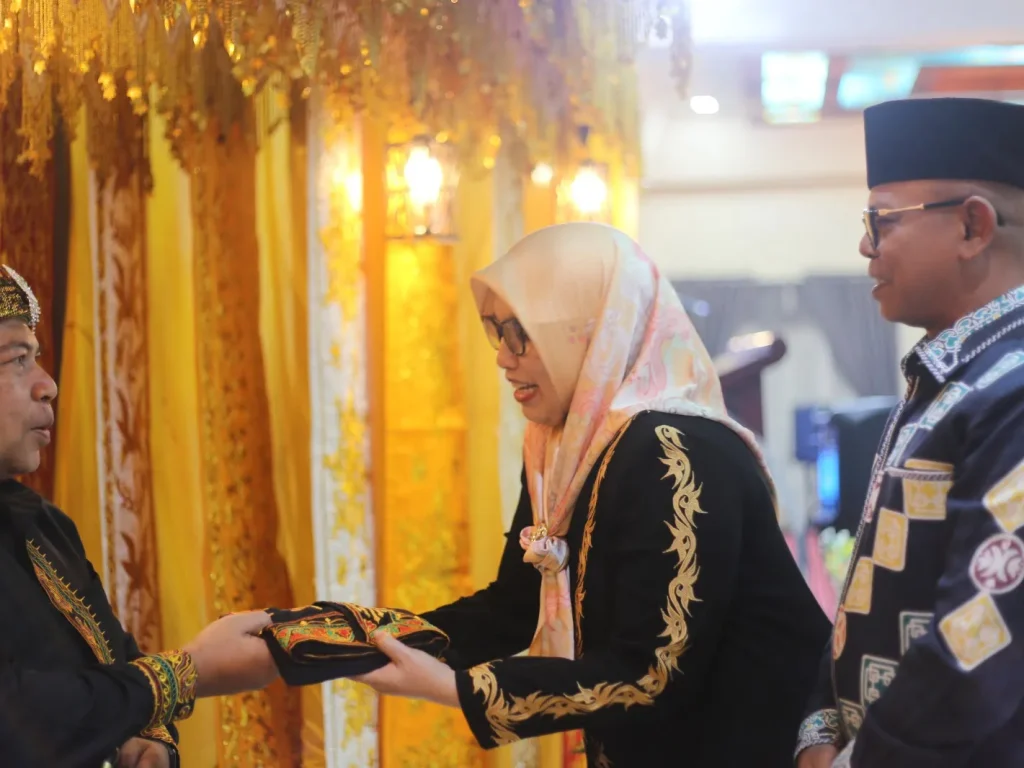 Foto: Ny A Murtala menyerahkan selepang Khas Aceh Utara Kepada Kejari yang baru di Pendopo Bupati Aceh Utara