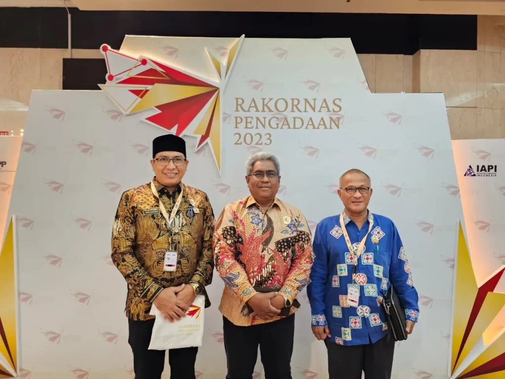 Foto: Penjabat Bupati Kabupaten Aceh Utara Dr. Drs. Mahyuzar, M.Si, , Kepala Bagian Pengadaan Barang dan Jasa Aceh Utara Mirza Gunawan, ST, M.A.P, Asisten II Setdakab Aceh Utara Ir. Risawan Bentara, MT,. menghadiri rapat koordinasi nasional (rakornas) Pengadaan Barang/Jasa Pemerintah tahun 2023 yang digelar oleh Lembaga Kebijakan Pengadaan Barang/Jasa Pemerintah (LKPP) di Hotel Bidakara, Jakarta pada Selasa dan Rabu (7-8/11/2023)