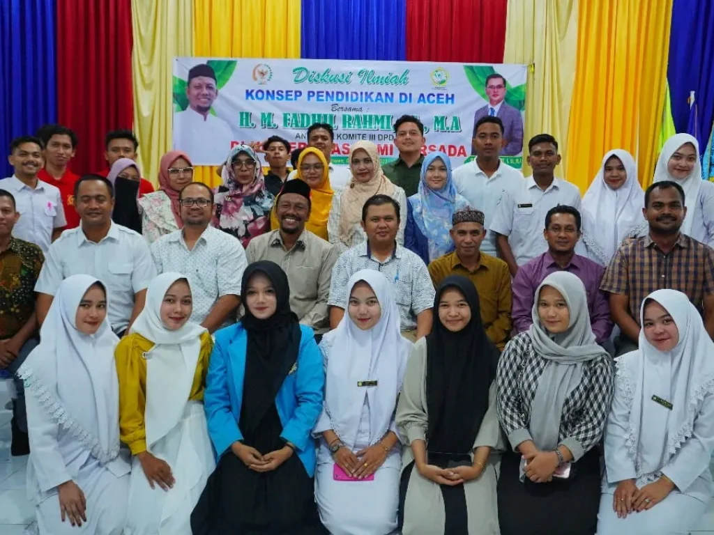 Foto: Anggota Komite III DPD-RI Ustad H. M. Fadhil Rahmi ,Lc., MA mengisi diskusi Ilmiah di Kampus UNBP Lhokseumawe