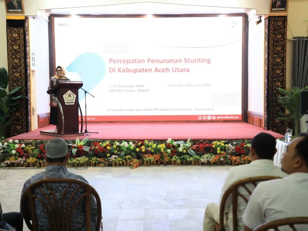 Foto: pejabat Ahli Utama PLKB BKKBN Pusat Ir Siti Fatona, MPH, pada kesempatan itu memaparkan strategi- strategi dan pelaksanaan teknis serta lingkup tugas PLKB dalam upaya-upaya percepatan penurunan stunting di daerah