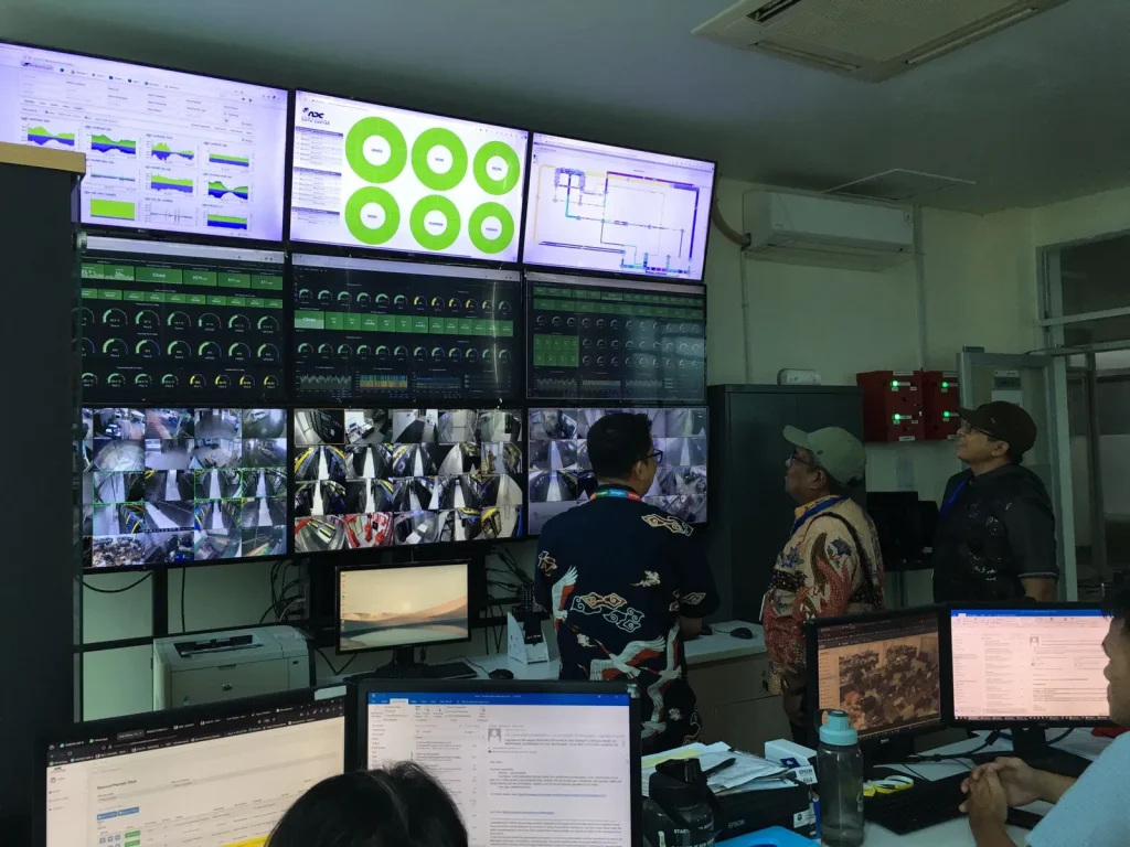 Foto:  Penjabat Bupati Aceh Utara Dr. Drs. Mahyuzar M.Si mengunjungi Nusantara Internet Exchange (NIX) di gedung Moratelindo