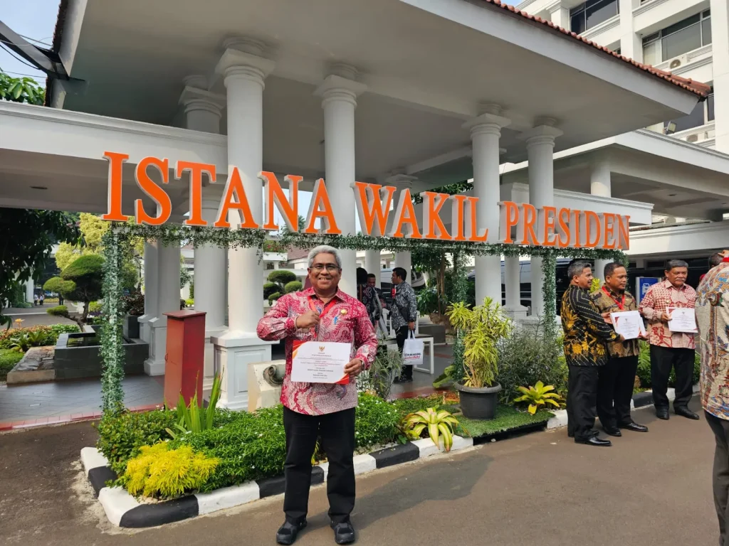 Foto: Pj Bupati Aceh Utara Berpose di Istana Wakil Presiden usai menerima Apresiasi dari Wakil Presiden RI.
