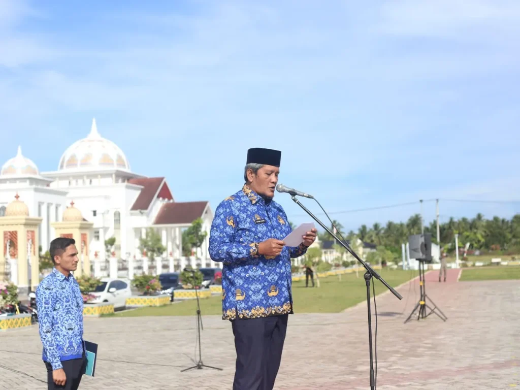 Foto: Pembina Upacara Dayan Albar, SSos, MAP, membacakan amanat Menteri Sosial RI Tri Rismaharini di Lapangan Upacara Landing