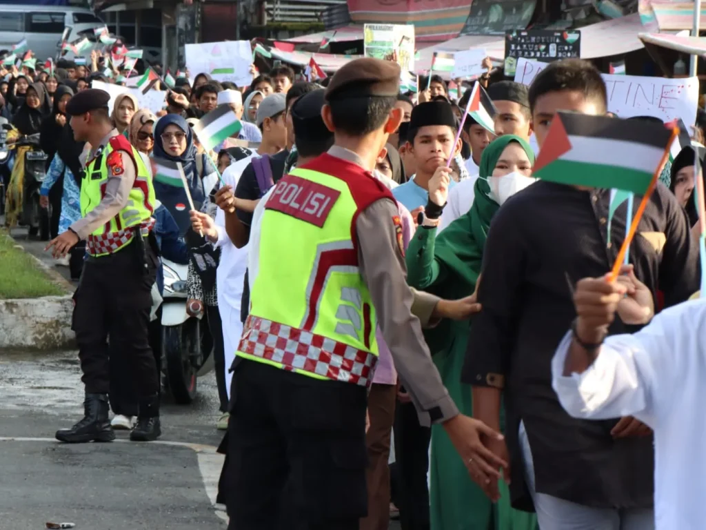 Foto: Personel Polres Simeulue Polda Aceh mengamankan Pawai Bela Palestina