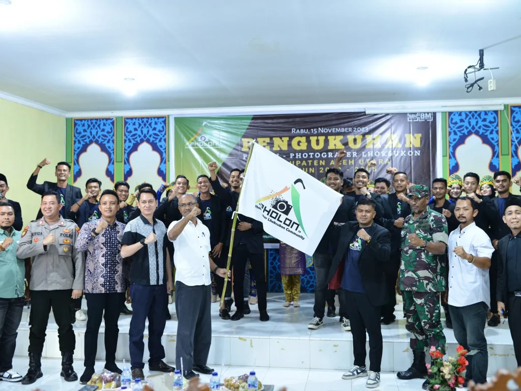 Foto: Pj bupati diwakilkan Plh Kesbangpol Drs Husaini MAP melantik Pengurus Komunitas Pholon