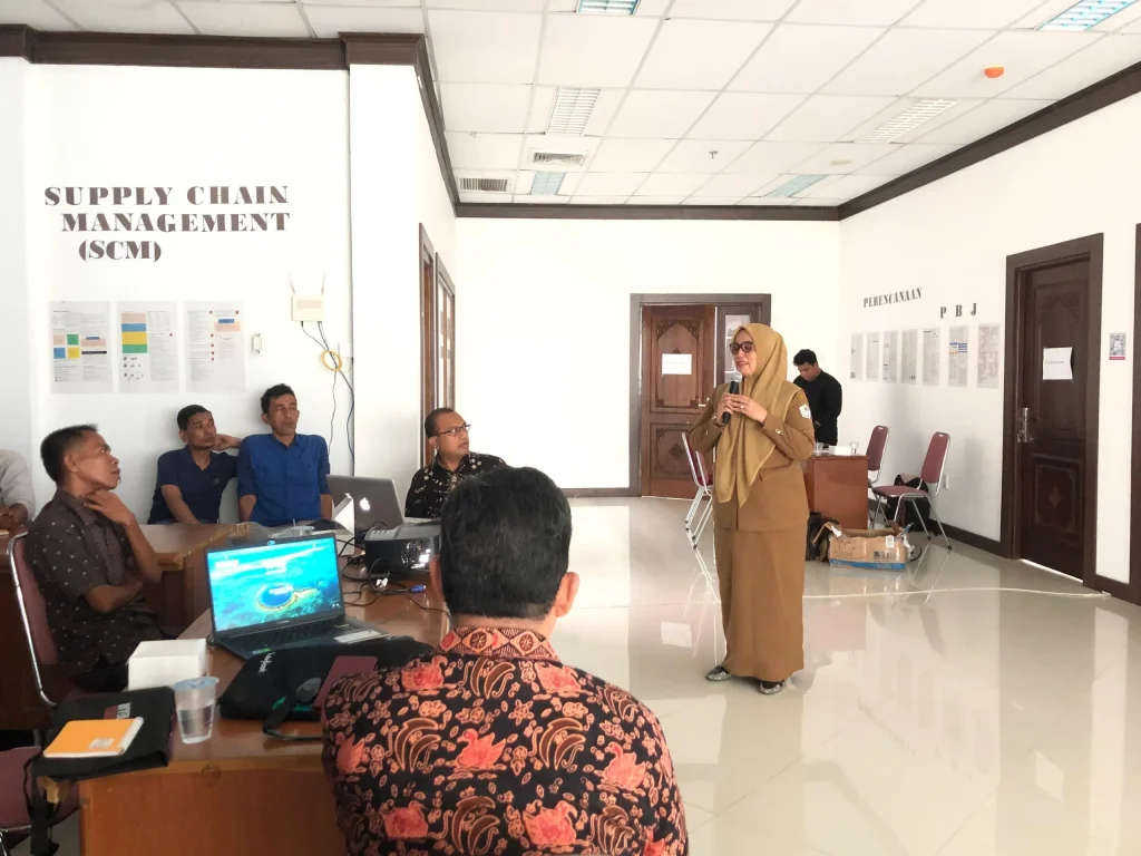 FOTO: Kabid Paud Dan Pnf Mahdalena, SE, M.S.M Menyampaikan Apresiasi kepada 35 Keuchik di Aceh Utara yang hadir pada Diskusi Kelompok Terpumpun Pendampingan Program PAUD Layanan Khusus