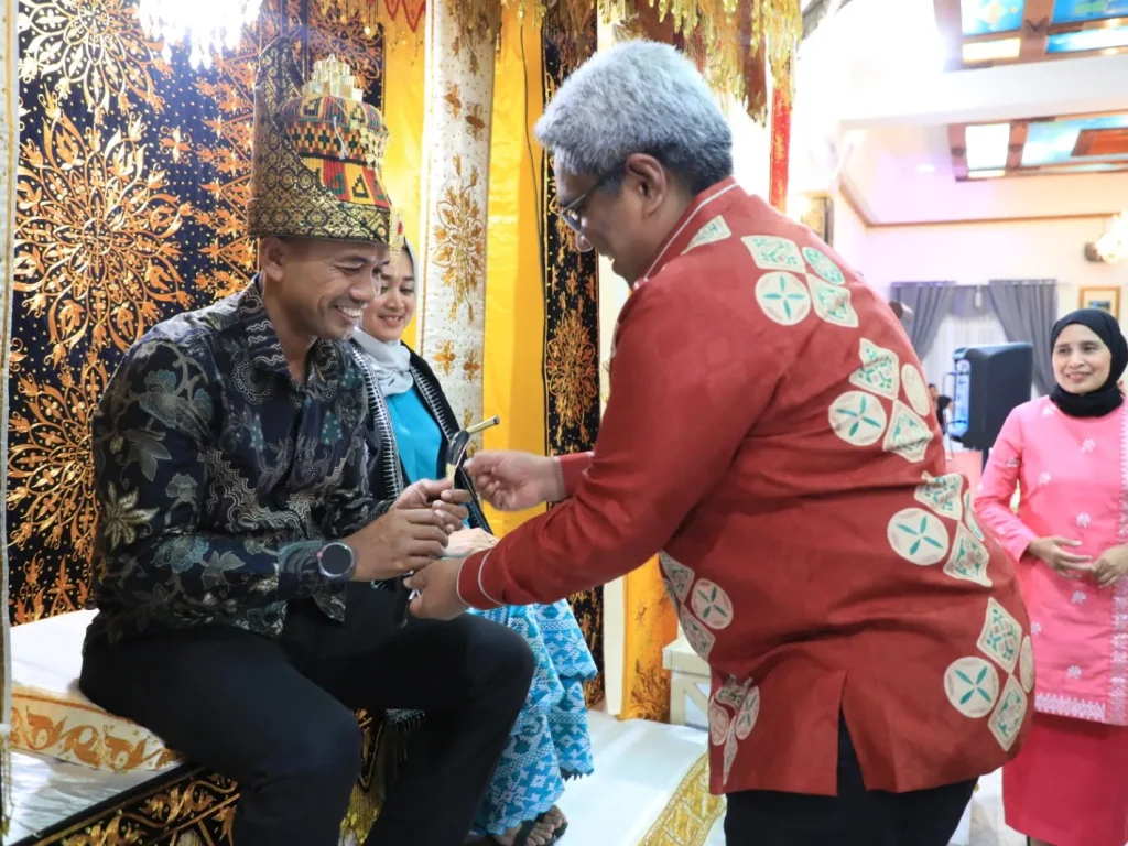 Foto: Penjabat Bupati Aceh Utara Dr Mahyuzar, MSi menyematkan Rencong Aceh kepada Komandan Kodim 0103/Aceh Utara yang baru Letkol Kav Makhyar, ST, MM, MHI, Senin malam, 20 November 2023.