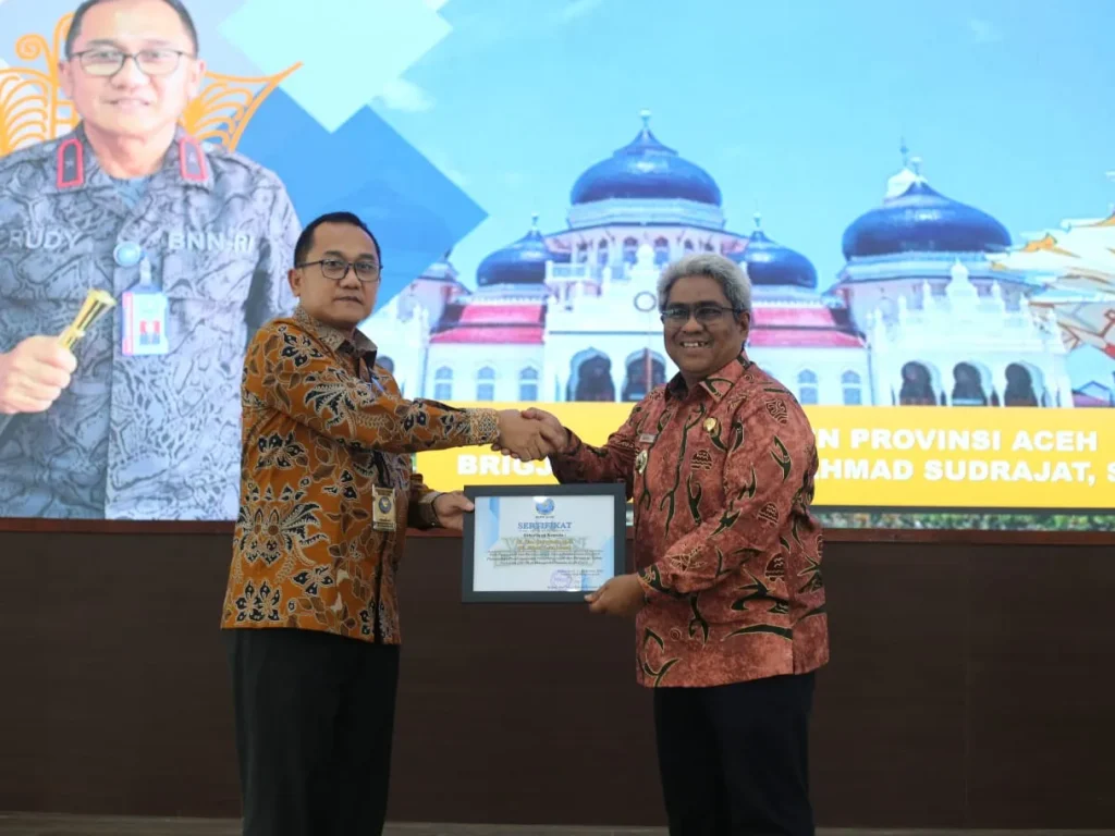 Foto: Kepala BNN Provinsi Aceh Brigjen Pol Rudy Ahmad Sudrajat, SIK, MH menyerahkan Penghargaan Kepada Pj Bupati Aceh Utara