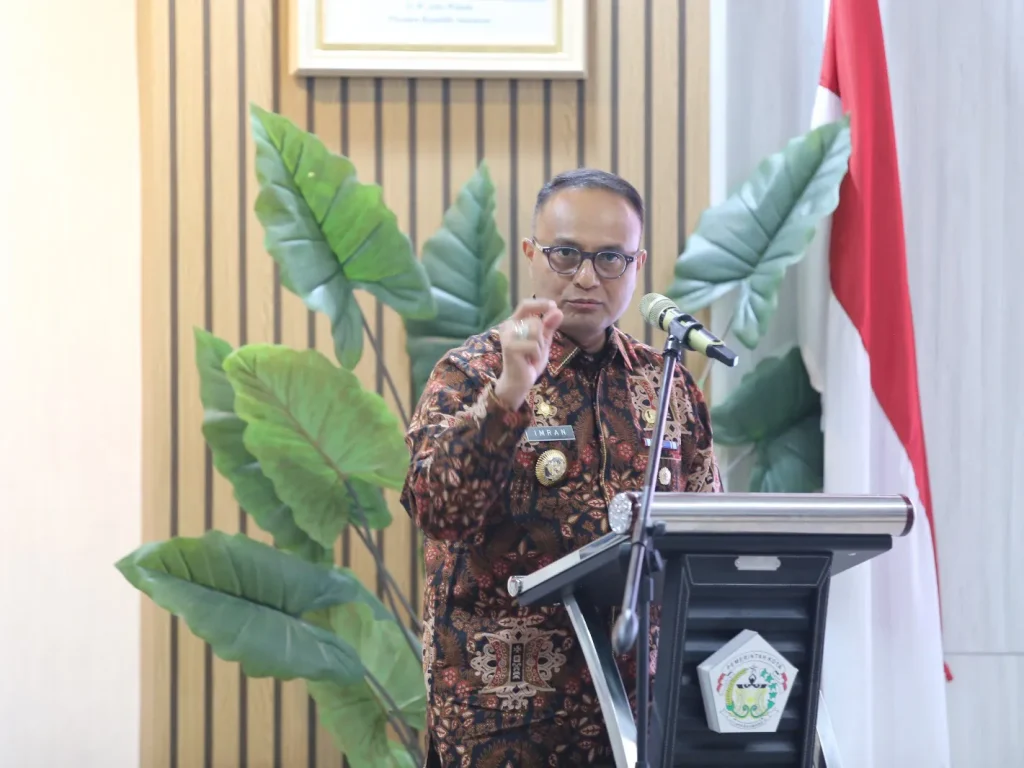 Foto: Dr. Drs. Imran, M.Si, MA.Cd memberikan peringatan tegas kepada Pengurus Komite Olahraga Nasional Indonesia (KONI) Kota Lhokseumawe agar menjalankan tugas dengan sungguh-sungguh