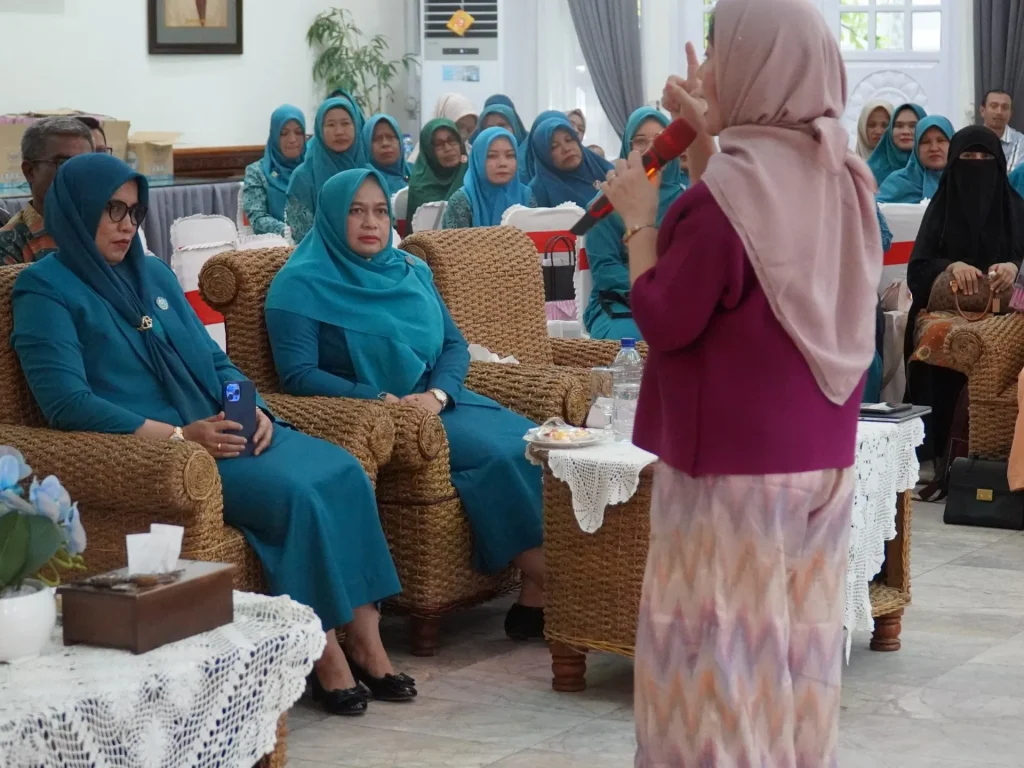 Foto: TP-PKK Kabupaten Aceh Utara Ny Awirdalina Mahyuzar didampingi Ketua DWP Aceh Utara, Ny A Murtala