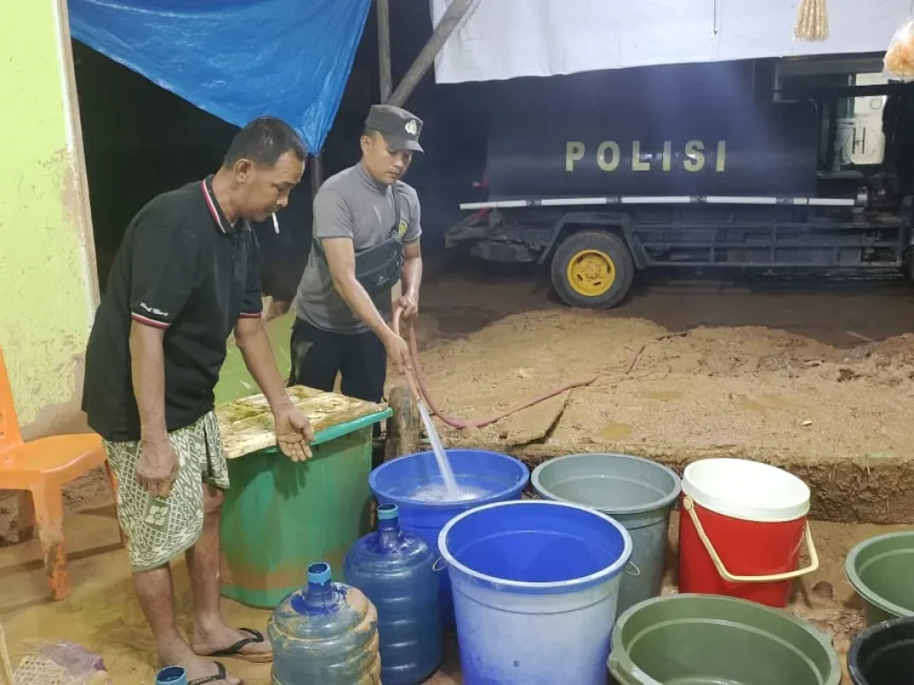 Foto: Polres Aceh Selatan Polda Aceh menyalurkan air bersih untuk kebutuhan masyarakat korban banjir di Trumon Tengah, Kabupaten Aceh Selatan.