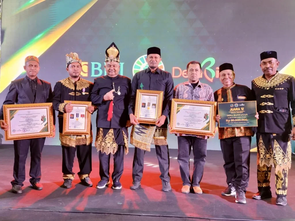 Foto: Kepala Dinas DPM-PPKB Kabupaten Aceh Utara, Fakhruradhi, SH,MH, Kadis Porapar, Saifuddin, S.STP, MM, Kabid Pariwisata , Utara, S.Sos, MAP, Camat Nisam Antara, Azhar, SE, Geuchik Bantayan, Fadzal Amri dan Ketua Pokdarwis, Eddy Amri, berswafoto usai menerima sejumlah piagam penghargaan yang diperoleh Pemkab Aceh Utara dari ajang Lomba Desa Wisata Nusantara Tahun 2023, di Ballroom Hotel Aruna Senggigi, Lombok, NTB, Jum'at 24 November 2023 malam