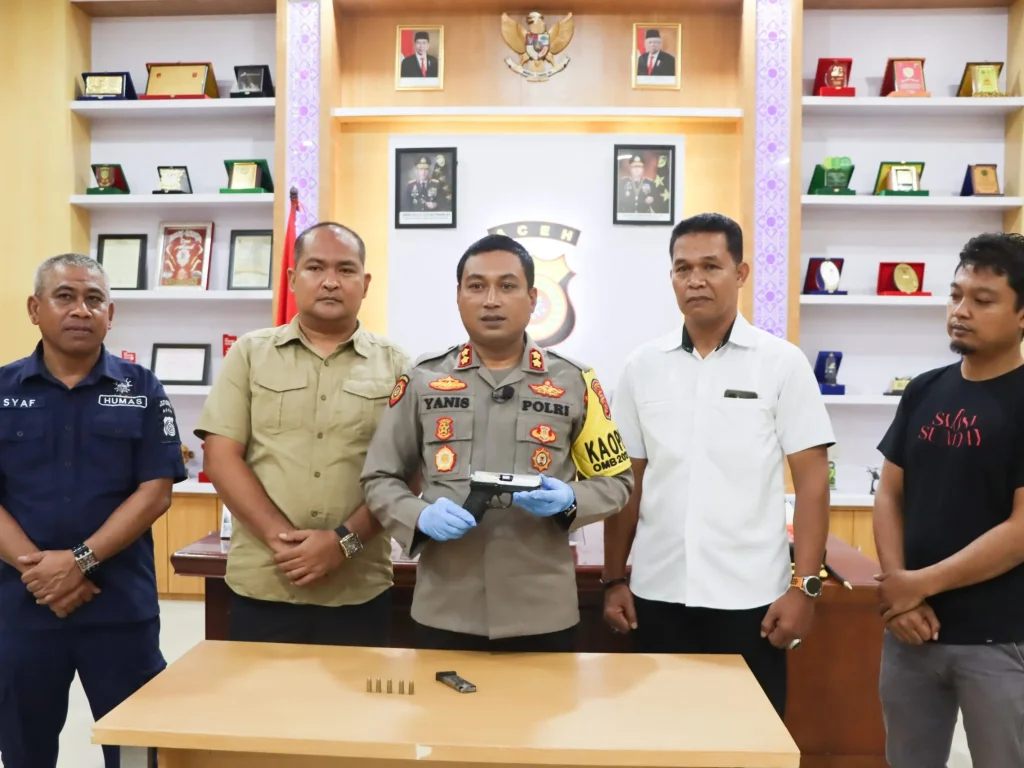 Foto: Kapolres Aceh Tamiang AKBP Muhammad Yanis memperlihatkan 1 pucuk pistol rakitan yang diserahkan warga