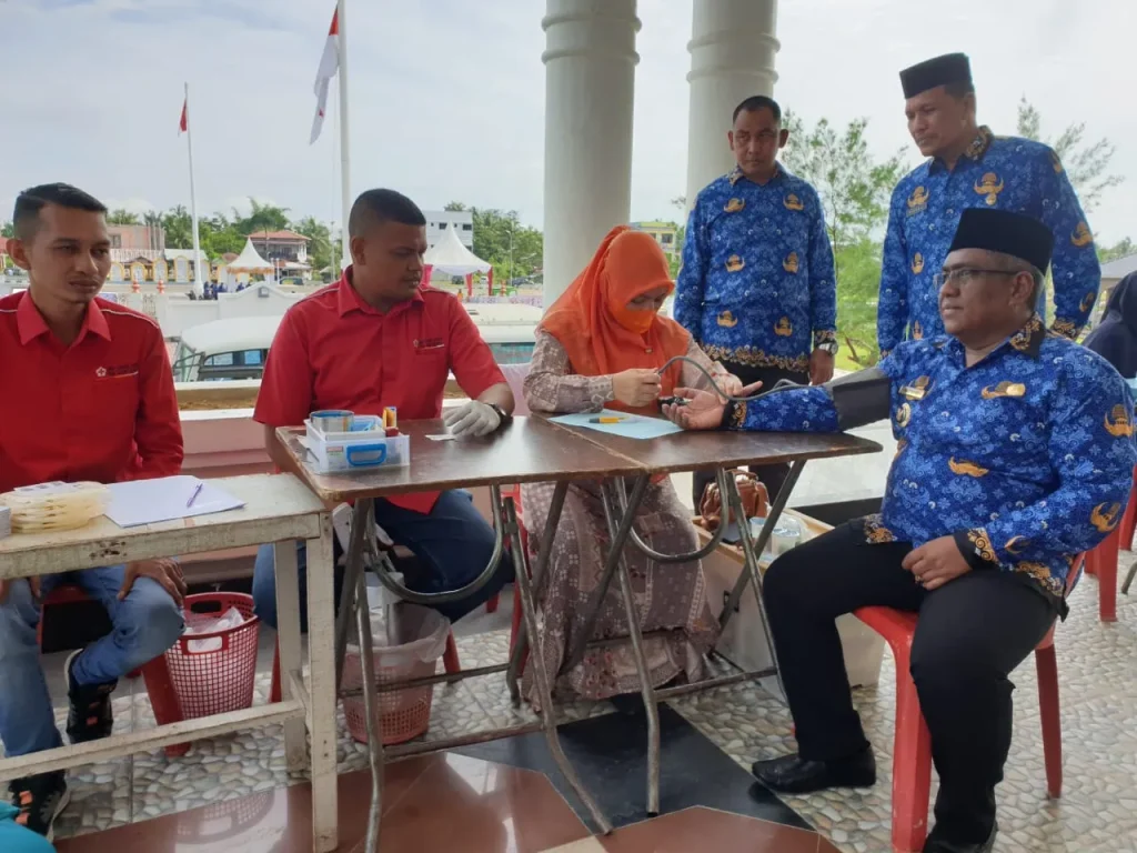Foto: Pj Bupati Mahyuzar melakukan donor darah usai pelaksankan upacara  HUT Korpri