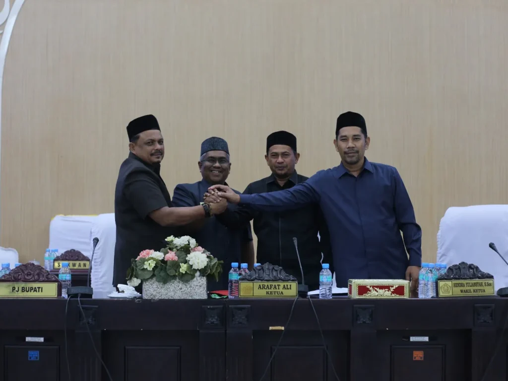 Foto: Eksekutif dan Legislatif Menyepakatti pengesahan APBK 2024 di gedung DPRK Landing