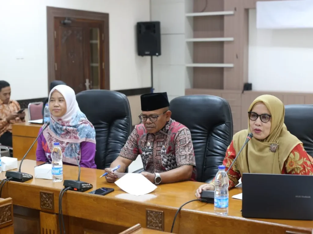 Foto: Kabid Pembinaan PAUD dan PNF Dinas Pendidikan dan Kebudayaan (PK) Kabupaten Aceh Utara Mahdalena, SE, MSM menyampaikan enyampaikan ucapan selamat datang dan terima kasih kepada Tim Staf Khusus Kementerian yang telah memilih Kabupaten Aceh Utara salah satu untuk Pembinaan Pendampingan Pelaksana Perencanaan Berbasis Data (BPD).