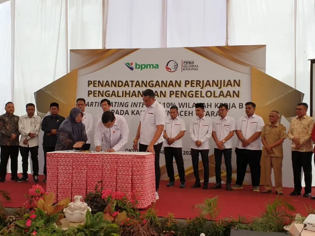 Foto: Penandatangan Pengalihan Participating Interest 10 persen antara PGE dan BUMD PT PE Nsb  pada Selasa, 29 Agustus 2023 lalu yang berlangsung di halaman Kantor Operasional PT Pema Global Energi (PGE) Point A Kecamatan Nibong