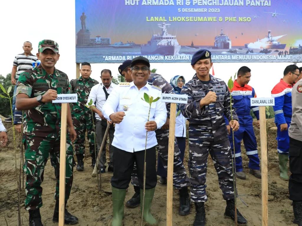 Foto: Penjabat Bupati Aceh Utara Dr Mahyuzar, MSi, bersama Komandan Pangkalan TNI Angkatan Laut (Lanal) Lhokseumawe dan sejumlah pejabat lainnya menanam ribuan pohon di tepian pantai Gampong Matang Puntong Kecamatan Seunuddon Kabupaten Aceh Utara