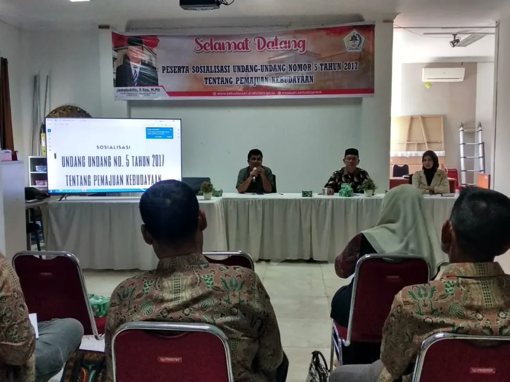 Foto: Kepala Bidang kebudayaan Yulizar, S. Sos., M. Si. didampingi Pamong Budaya di kabupaten Aceh Utara Sarjan, S.Pd., M. Kom pada kegiatan sosialisasi UU nomor 5 tahun 2017