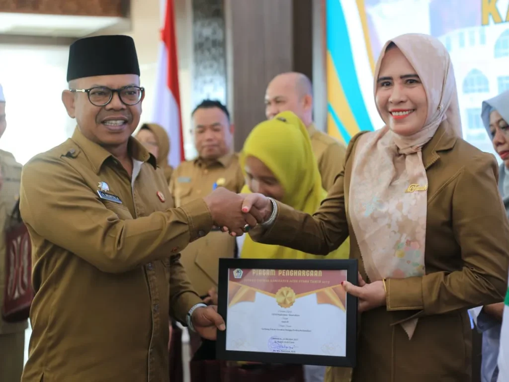 Foto: Sekda Aceh Utara, A Murtala Menyerahkan penghargaan ddan hadiah kepadda 11 pelaku inovasi daerah mendapat hadiah dan penghargaan dari Pemerintah Kabupaten Aceh Utara