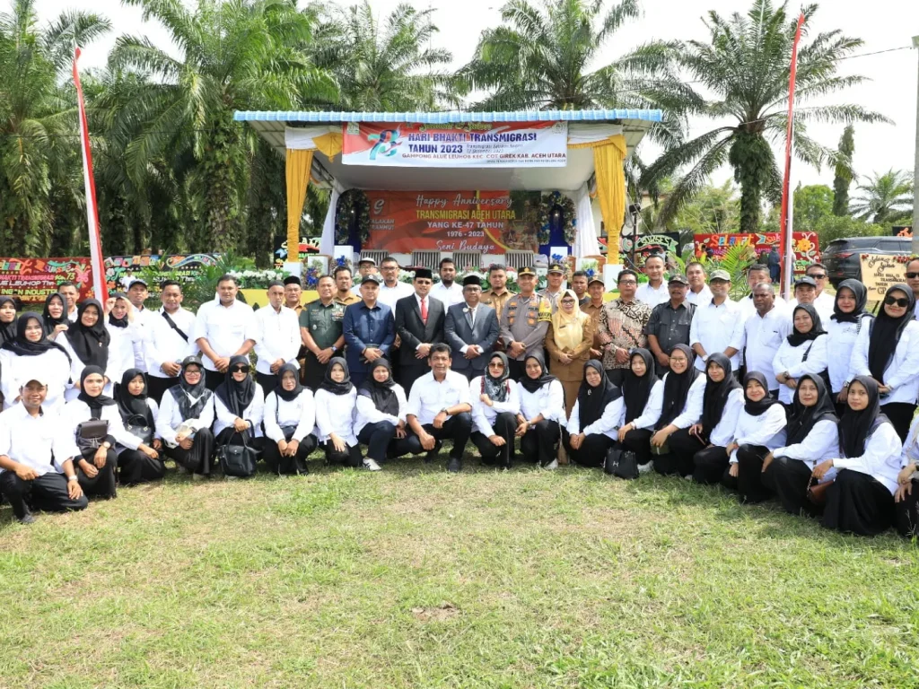 Foto: Penjabat Bupati Aceh Utara Dr Mahyuzar, MSi, didapuk menjadi Pembina Upacara pada gelar Hari Bhakti Transmigrasi (HBT) ke-73 tingkat Provinsi Aceh, berlangsung di lapangan Unit Pemukiman Transmigrasi (UPT) I Gampong Alue Leuhob Kecamatan Cot Girek, Selasa, 12 Desember 2023.