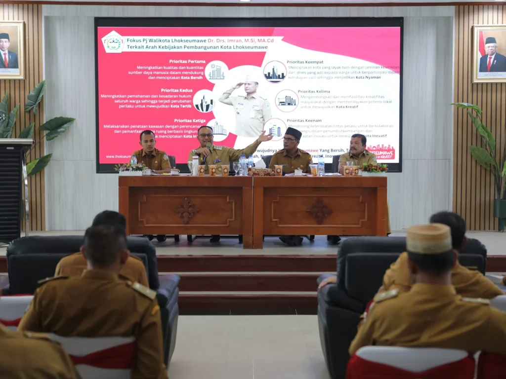 Foto: Penjabat Wali Kota Lhokseumawe Dr. Drs. Imran, M.Si, MA.Cd mengingatkan agar seluruh keuchik (kepala desa) untuk dapat menyusun program dan kegiatan yang terintegrasi dari kota hingga ke pusat dengan tidak setengah-setengah