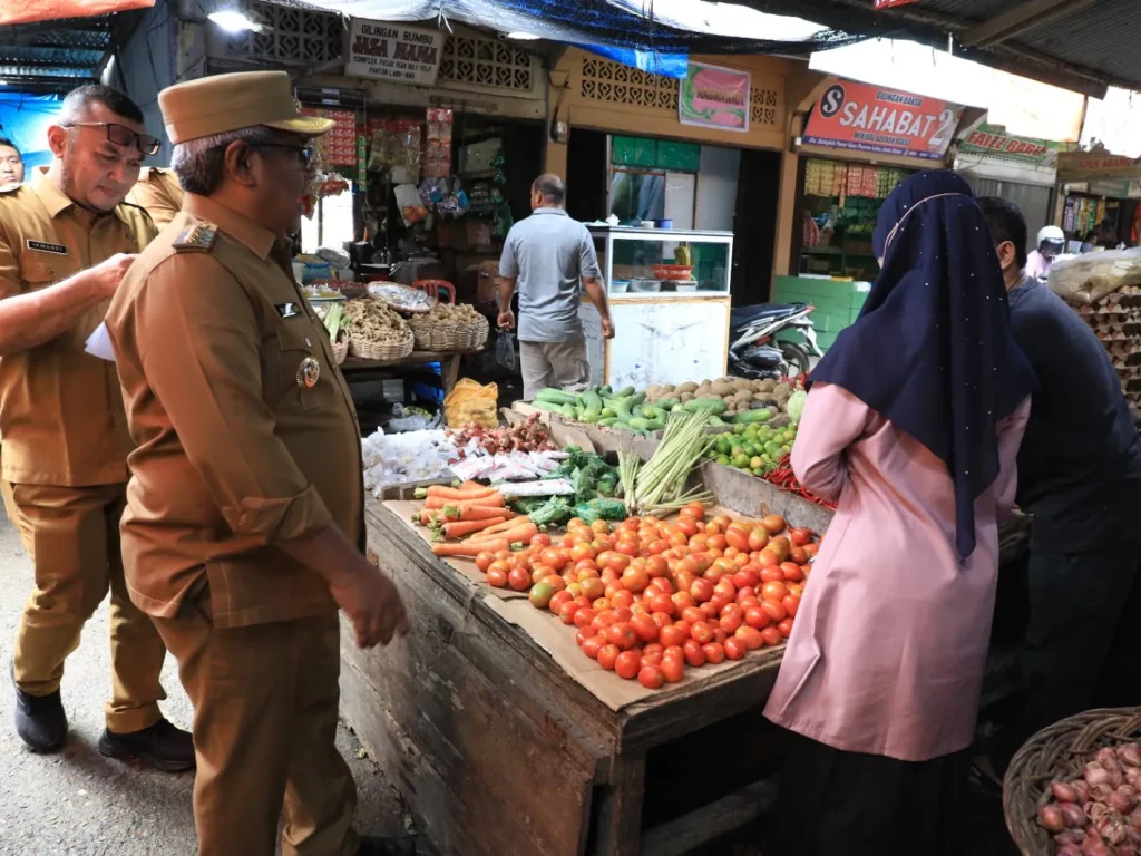 Foto: Penjabat Bupati Aceh Utara Dr Mahyuzar, MSi, melakukan inspeksi mendadak (Sidak) ke pasar Kota Panton Labu Kecamatan Tanah Jambo Aye