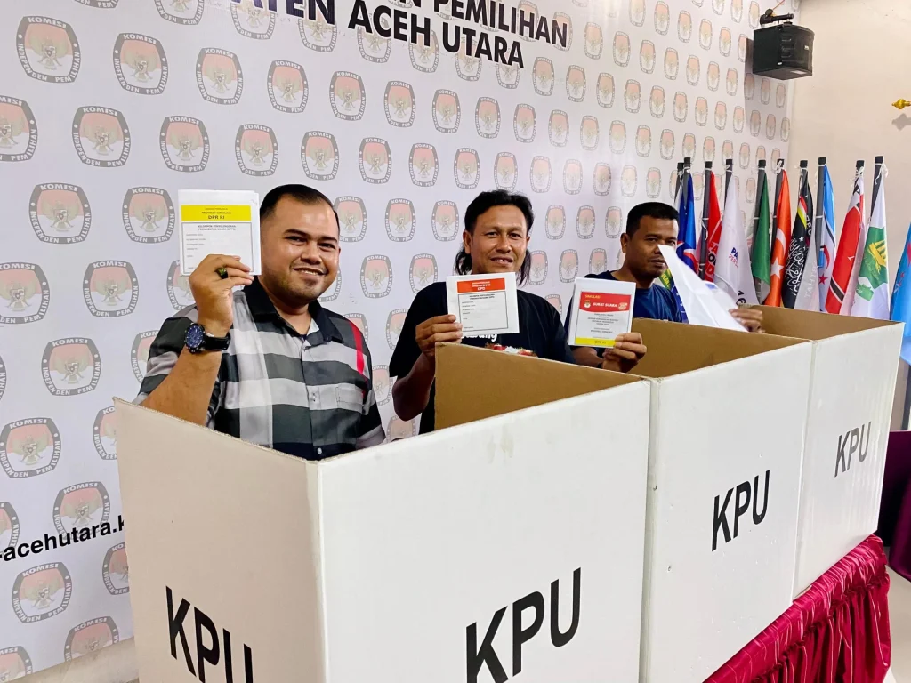 Foto: Ketua KIP Aceh Utara bersama rekan-rekan Media melakukan simulasi Pemungutan, Penghitungan dan Rekapitulasi Suara Pemilu 2024