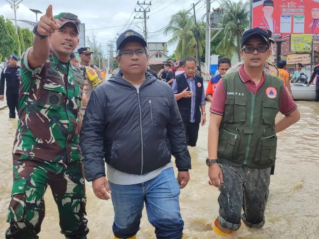 Foto: PJ Bupati Aceh Utara Dr Mahyuzar, MSi, turun ke lapangan untuk melihat langsung kondisi bencana banjir dan pengungsian masyarakat di beberapa titik sekitar Kota Lhoksukon