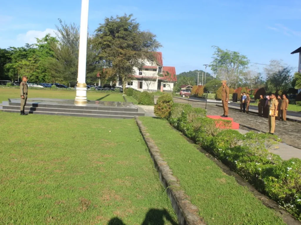 Pj. Bupati Aceh Jaya, Dr. A. Murtala, M.Si., memimpin apel gabungan Aparatur Sipil Negara (ASN) di halaman Kantor Bupati Aceh Jaya, Selasa (2/1/2024). Apel diikuti oleh seluruh ASN di lingkungan Pemerintah Kabupaten Aceh Jaya.