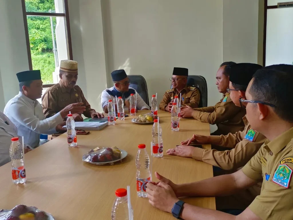 Foto:  Pj. Bupati Aceh Jaya, Dr. A. Murtala, M.Si., bersilaturahmi dengan Badan Kesejahteraan Masjid (BKM) Masjid Agung Baitul Izzah Aceh Jaya di Masjid setempat