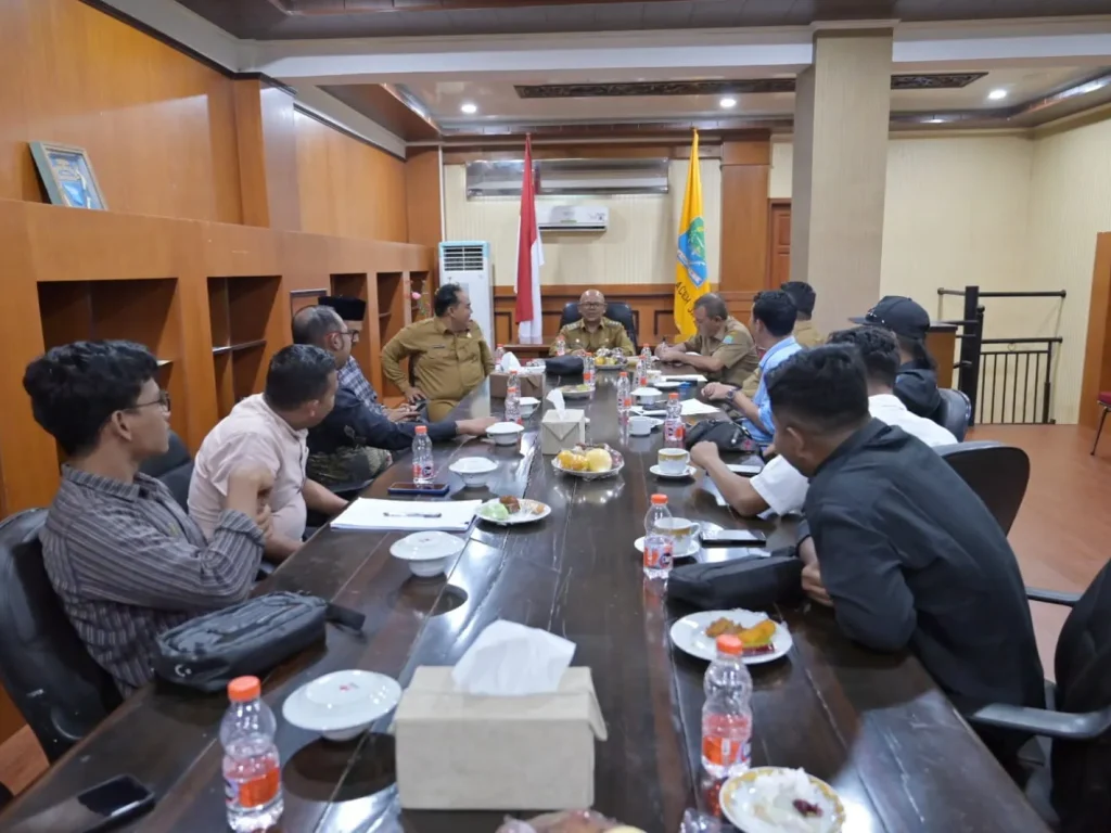 Foto: Pengurus Komite Nasional Pemuda Indonesia (KNPI) Aceh Jaya Bersilaturahmi dengan Pj. Bupati Aceh Jaya, Dr. A. Murtala., M.Si., Pertemuan tersebut berlangsung di ruang Rapat Bupati Aceh Jaya