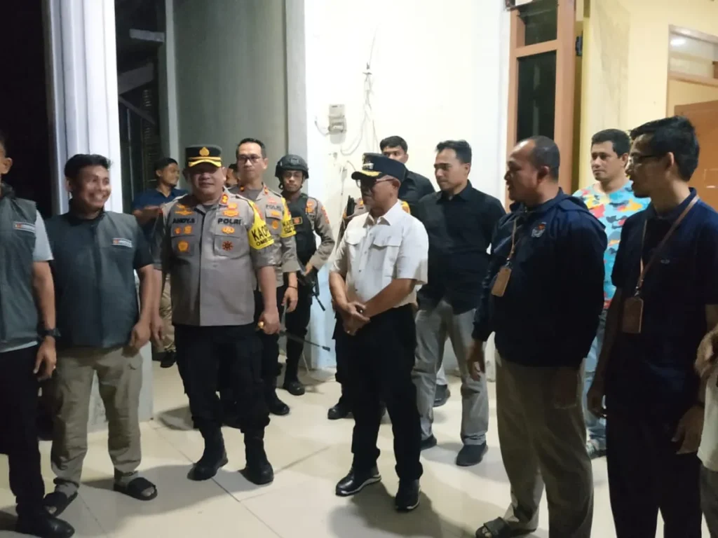 Foto: Pj. Bupati Aceh Jaya, Dr. A. Murtala, M.Si., bersama Kapolres Aceh Jaya, AKBP Andy Sumarta dan Unsur Forkopimda melakukan pengecekan logistik pemilu yang baru tiba di Gudang Logistik Pemilu 2024 Komisi Independen Pemilihan (KIP) Kabupaten Aceh Jaya