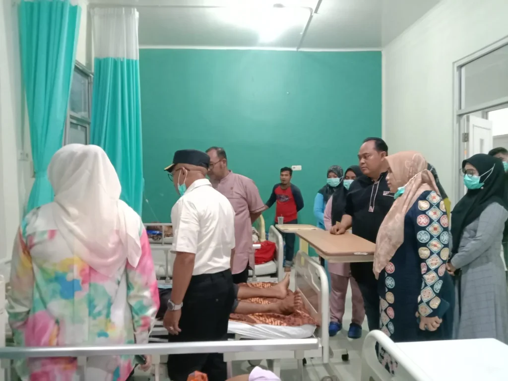 Foto: Penjabat Bupati Aceh Jaya didampingi Istri melakukan inspeksi mendadak (sidak) ke RSUD Teuku Umar Calang pada Selasa malam (02/01/2024). Sidak ini dilakukan untuk memastikan pelayanan kesehatan di rumah sakit tersebut berjalan dengan baik dan sesuai standar operasional prosedur (SOP).