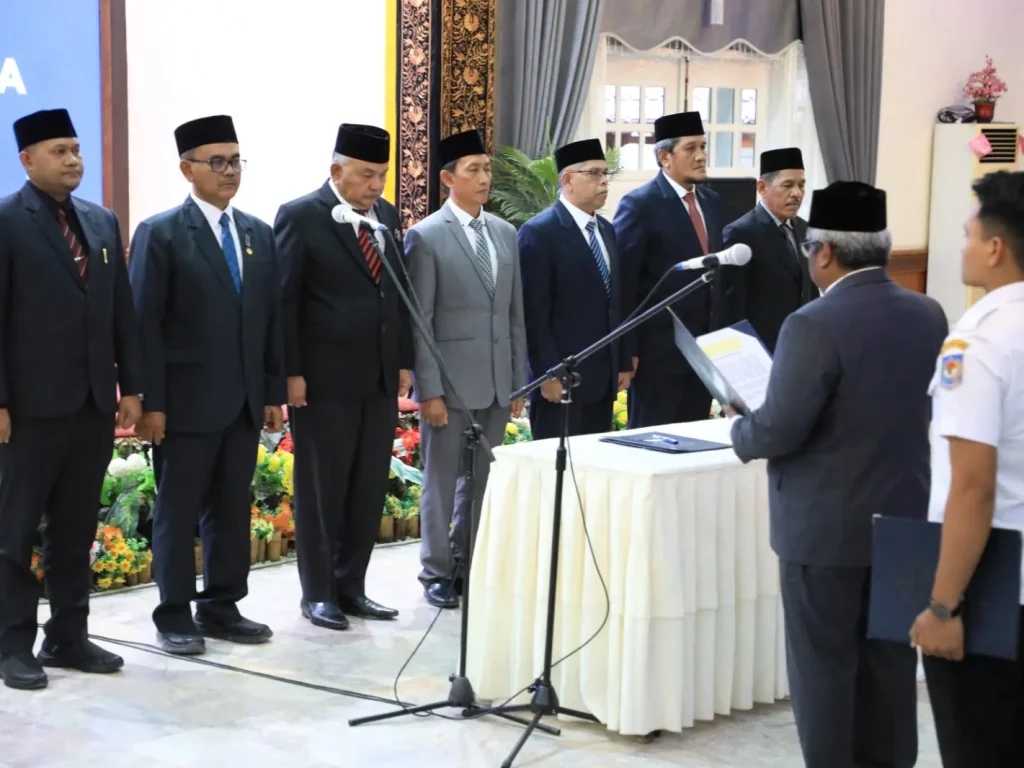 Foto: Penjabat Bupati Aceh Utara Dr Mahyuzar, MSi, melantik dan mengambil sumpah sembilan pejabat pada Jabatan Pimpinan Tinggi (JPT) Pratama atau setara Eselon II yang menduduki jabatan Kepala Dinas, Badan, Asisten dan Staf Ahli Bupati.