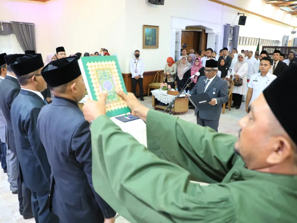 Foto: Pj Bupati Aceh Utara Melakukan pembacaan Sumpah kepada pejabat yang dilantik di Pendopo Bupati