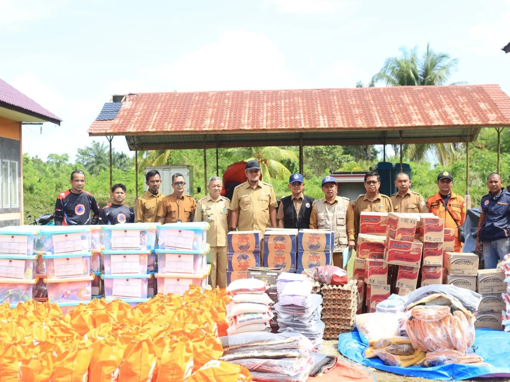 Foto: Pemerintah Daerah diwakili oleh Pelaksana Tugas (Plt) Sekretaris Daerah Kabupaten Aceh Utara Dayan Albar, SSos, MAP, menyerahkan bantuan kepada masyarakat terdampak bencana banjir di 13 Kecamatan