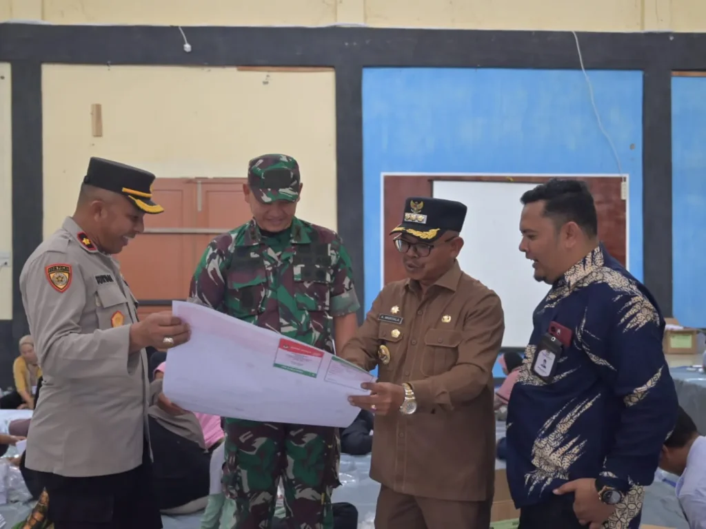 Foto: Pj Bupati Aceh Jaya bersama Forkopimda Tinjau Proses Pelipatan Kertas Suara Pemilu 2024