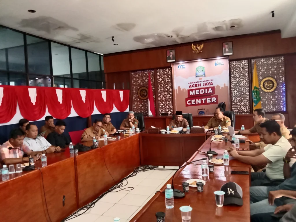 Foto: Pj Dr A Murta M.Si memimpin Sosialisasi/Market Sounding Etalase Produk Pekerjaan Pembangunan/Preservasi Jalan dan Jembatan pada Katalog Elektronik Lokal Kabupaten Aceh Jaya di Ruang Media center lt. III setdakab Aceh Jaya, Senin (08/01/2024).
