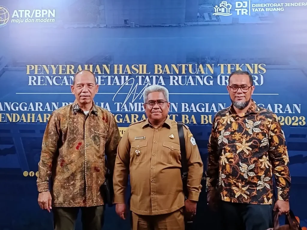 Foto: Penjabat Bupati Aceh Utara Dr Mahyuzar, MSi, secara resmi menerima Hasil Bantuan Teknis Rencana Detail Tata Ruang (RDTR) dari Kementerian Agraria dan Tata Ruang/Badan Pertanahan Nasional (ATR/BPN) di Sheraton Gandaria City Hotel, Kebayoran Lama, Jakarta Selatan, Rabu, 10 Januari 2024.