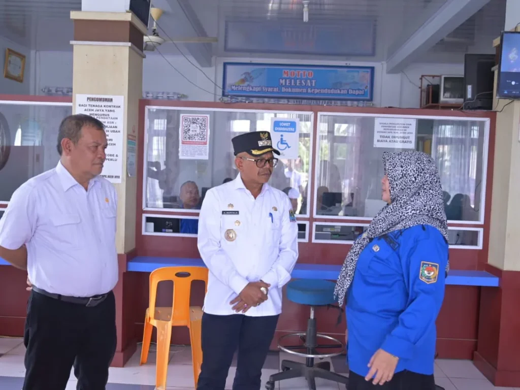 Foto: Penjabat Bupati Aceh Jaya, Dr. A. Murtala., M.Si., melakukan kunjungan kerja ke Dinas Kependudukan dan Pencatatan Sipil Kabupaten Aceh Jaya