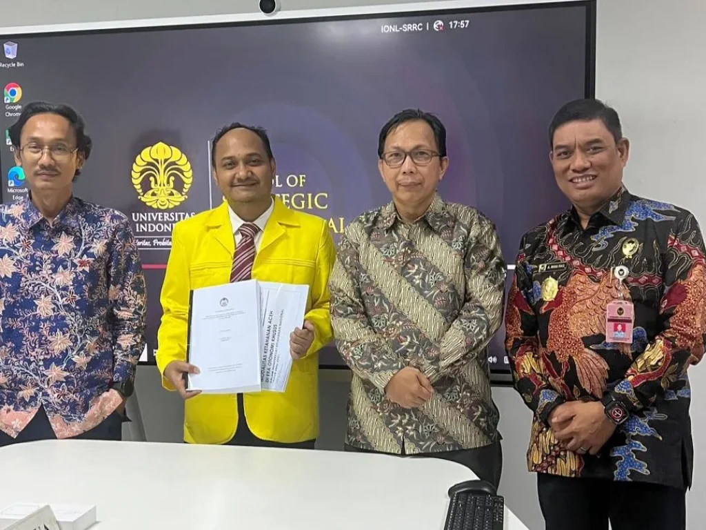 Foto: Fachrul Razi, meraih predikat baru sebagai ahli geopolitik dan geostrategi di Universitas Indonesia setelah mempertahankan penelitiannya terkait modalitas ketahanan Aceh, geopolitik dan geostrategi.