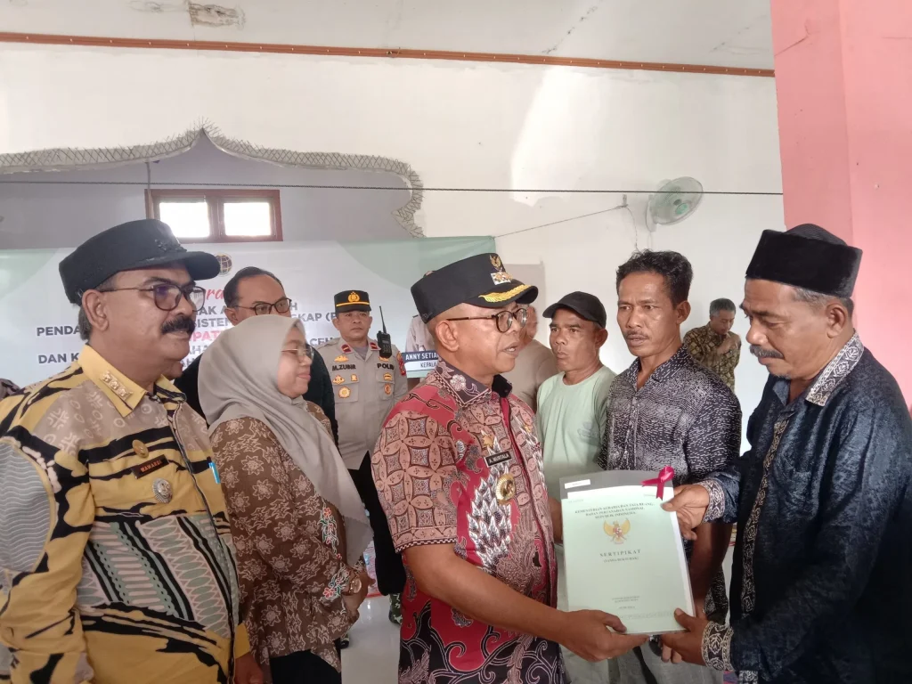 Foto: Penjabat (Pj.) Bupati Aceh Jaya, Dr. A. Murtala, M.Si, menyerahkan 2500 sertifikat hak atas Pendaftaran Tanah Sistematis Lengkap (PTSL) kepada masyarakat Aceh Jaya.