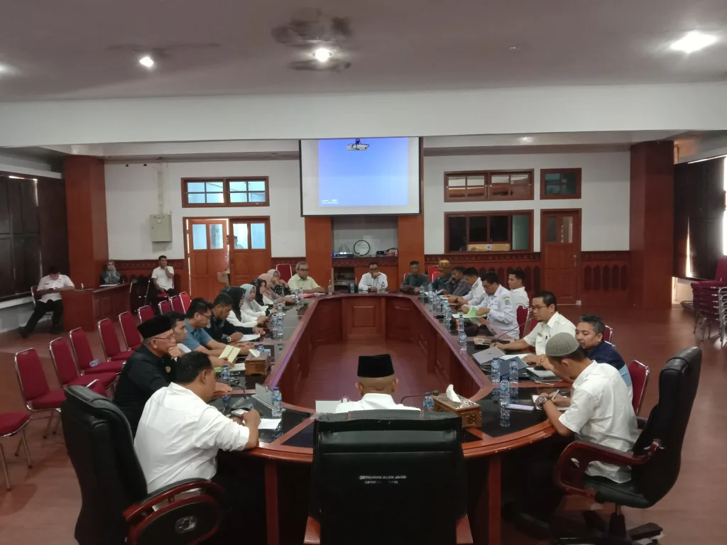 Foto: Penjabat (Pj.) Bupati Aceh Jaya, Dr. A. Murtala, M.Si, memimpin Rapat Rencana Pengembangan Hutan Adat Aceh Jaya di Aula lt. III Setdakab