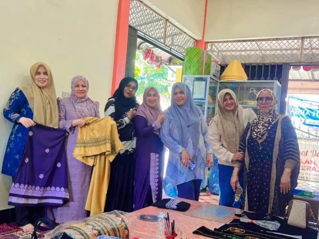 Foto: Pj Ketua Dekranasda Kabupaten Aceh Jaya, Mahdalena, S.E., M.S.M., melakukan tinjauan di galeri Dekranasda Aceh Jaya