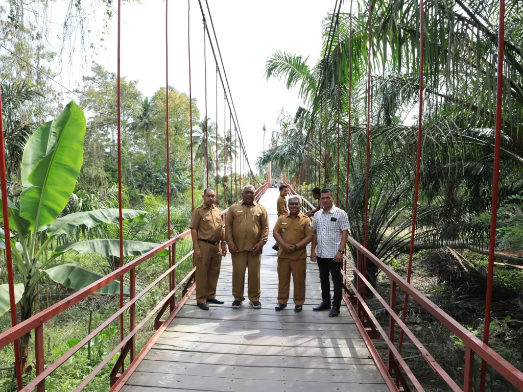 Foto: Pj Bupati Aceh Utara, Dr. Mahyuzar, M.Si dalam kunjungannya ke lokasi jembatan gantung trieng pantang tadi siang (senin, 15 Januari 2024)