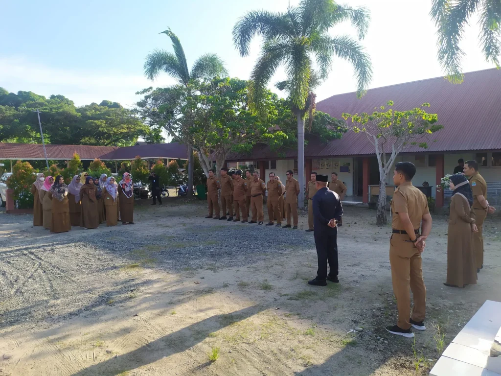 Foto: Pj. Bupati Aceh Jaya, Dr. A. Murtala, M.Si., memimpin apel pagi di Dinas Pendidikan Aceh Jaya, Selasa (16/01/2024). Apel pagi ini diikuti oleh seluruh pegawai di lingkungan Dinas Pendidikan Aceh Jaya.