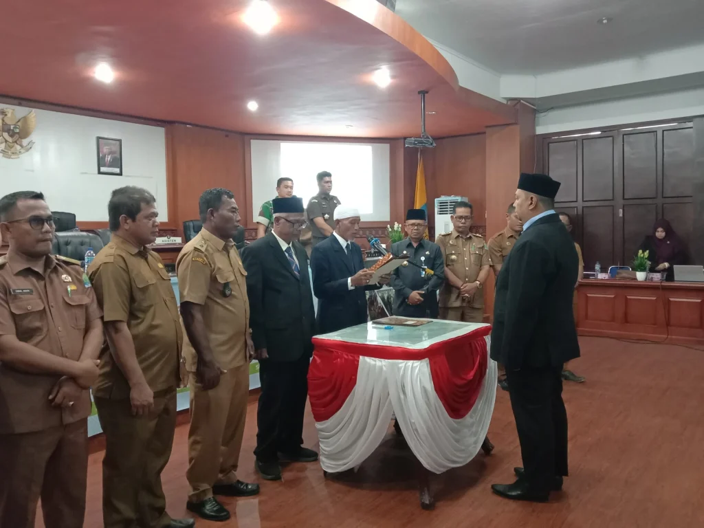 Foto: Penjabat Bupati Aceh Jaya, Dr. A. Murtala, M.Si, menyaksikan secara langsung pengukuhan Direktur BUMDESMA Aceh Jaya, Rakhmad Fadli Zain, S.Sos., di Aula Setdakab Aceh Jaya, Selasa (16/01/2024).