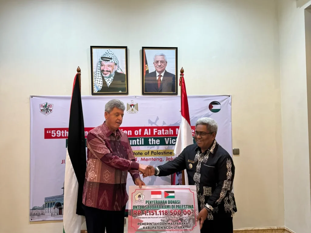 Foto: Penjabat Bupati Aceh Utara Dr Mahyuzar, MSi, menyerahkan Donasi/sumbangan kemanusiaan untuk rakyat Pelestina senilai Rp 1.151.118.500,- (Satu milyar seratus lima puluh satu juta seratus delapan belas ribu lima ratus rupiah). Sumbangan itu diterima langsung oleh Duta Besar Palestina untuk Indonesia Dr Zuhair SM Al-Shun di Kantor Kedubes Palestina di Jalan Ki Mangunsarkoro No.64 Menteng Jakarta Pusat, Rabu, 17 Januari 2024.